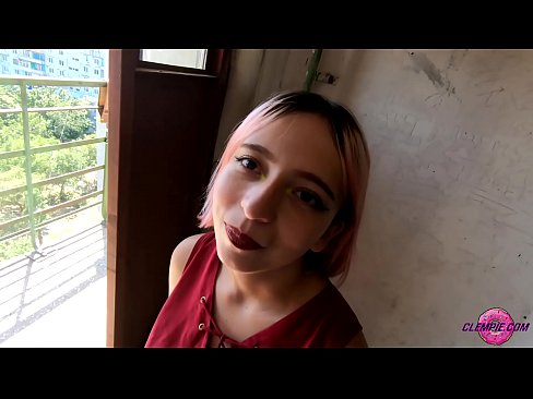❤️ Ikasle sentsuak arrotz bat zurrupatzen du kanpoaldean - Cum On His Face ❤ Porno gugan ❌️❤